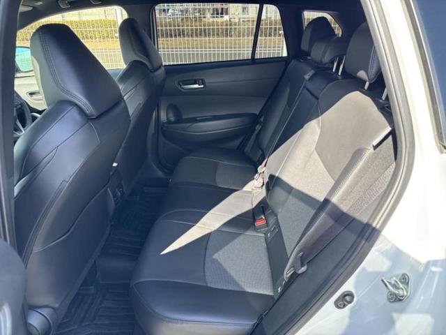 カローラクロス ハイブリッドＺ　新品タイヤ／ガラスルーフ／保証書／ディスプレイオーディオ８インチ／衝突安全装置／シートヒーター／パノラミックビューモニター／車線逸脱防止支援システム／シート　ハーフレザー／電動バックドア　全周囲カメラ（8枚目）