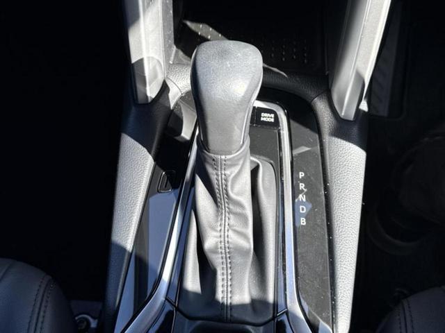 カローラクロス ハイブリッドＺ　新品タイヤ／ガラスルーフ／保証書／ディスプレイオーディオ８インチ／衝突安全装置／シートヒーター／パノラミックビューモニター／車線逸脱防止支援システム／シート　ハーフレザー／電動バックドア　全周囲カメラ（16枚目）