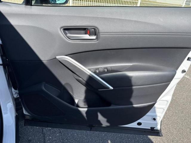 カローラクロス ハイブリッドＺ　新品タイヤ／ガラスルーフ／保証書／ディスプレイオーディオ８インチ／衝突安全装置／シートヒーター／パノラミックビューモニター／車線逸脱防止支援システム／シート　ハーフレザー／電動バックドア　全周囲カメラ（21枚目）