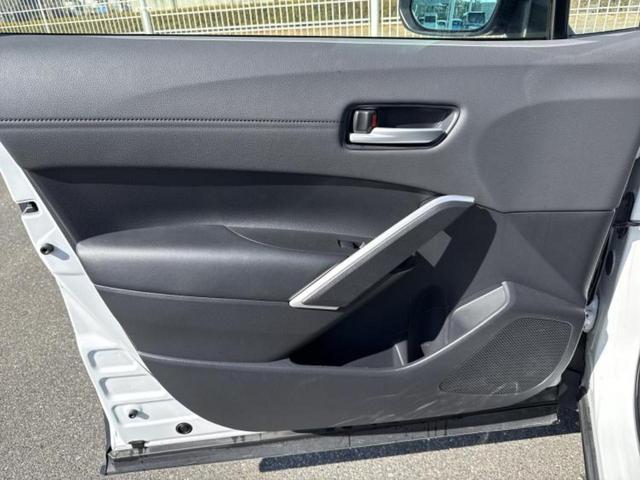 カローラクロス ハイブリッドＺ　新品タイヤ／ガラスルーフ／保証書／ディスプレイオーディオ８インチ／衝突安全装置／シートヒーター／パノラミックビューモニター／車線逸脱防止支援システム／シート　ハーフレザー／電動バックドア　全周囲カメラ（23枚目）