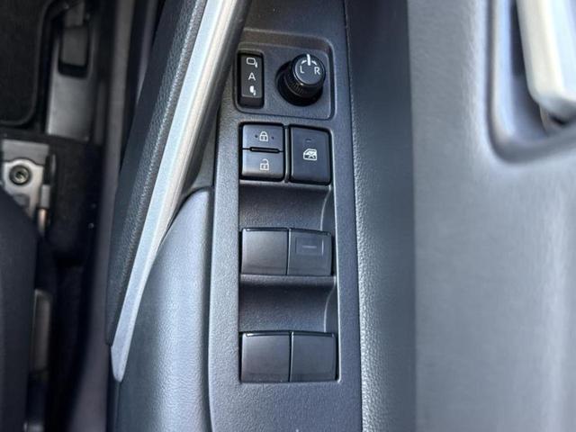 カローラクロス ハイブリッドＺ　新品タイヤ／ガラスルーフ／保証書／ディスプレイオーディオ８インチ／衝突安全装置／シートヒーター／パノラミックビューモニター／車線逸脱防止支援システム／シート　ハーフレザー／電動バックドア　全周囲カメラ（28枚目）