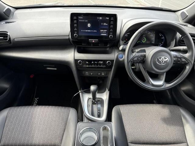 ヤリスクロス ハイブリッドＺ　保証書／ディスプレイオーディオ９インチ／衝突安全装置／シートヒーター　前席／パノラミックビューモニター／車線逸脱防止支援システム／シート　ハーフレザー／ヘッドランプ　ＬＥＤ／ＵＳＢジャック　電動シート（4枚目）