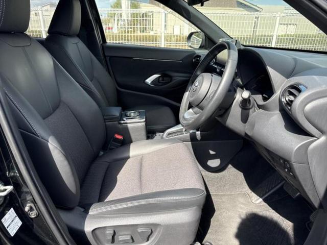 ヤリスクロス ハイブリッドＺ　保証書／ディスプレイオーディオ９インチ／衝突安全装置／シートヒーター　前席／パノラミックビューモニター／車線逸脱防止支援システム／シート　ハーフレザー／ヘッドランプ　ＬＥＤ／ＵＳＢジャック　電動シート（5枚目）