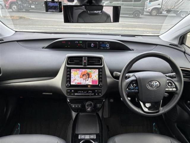 プリウス Ａツーリングセレクションブラックエディション　新品タイヤ／保証書／ディスプレイオーディオ＋ナビ８インチ／衝突安全装置／シートヒーター／パノラミックビューモニター／車線逸脱防止支援システム／シート　合皮／パーキングアシスト　自動操舵　全周囲カメラ（4枚目）