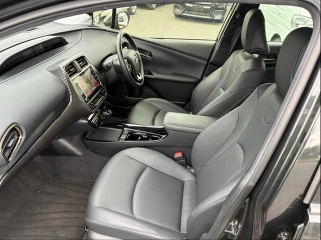 プリウス Ａツーリングセレクションブラックエディション　新品タイヤ／保証書／ディスプレイオーディオ＋ナビ８インチ／衝突安全装置／シートヒーター／パノラミックビューモニター／車線逸脱防止支援システム／シート　合皮／パーキングアシスト　自動操舵　全周囲カメラ（6枚目）