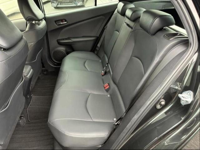 プリウス Ａツーリングセレクションブラックエディション　新品タイヤ／保証書／ディスプレイオーディオ＋ナビ８インチ／衝突安全装置／シートヒーター／パノラミックビューモニター／車線逸脱防止支援システム／シート　合皮／パーキングアシスト　自動操舵　全周囲カメラ（7枚目）