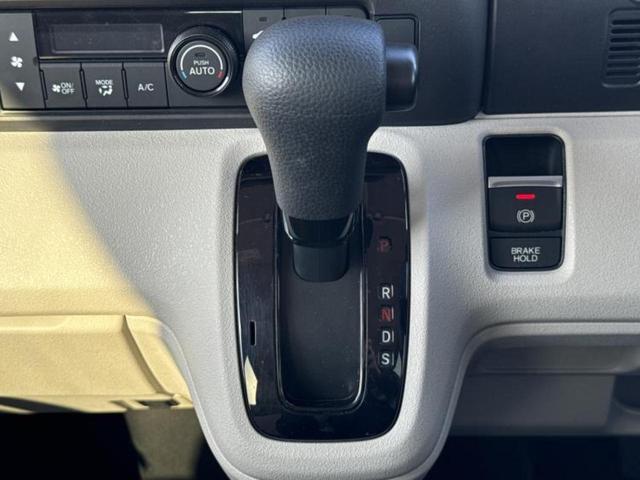 Ｎ－ＢＯＸ ヒョウジュン　保証書／ホンダセンシング／電動スライドドア／ヘッドランプ　ＬＥＤ／ＥＢＤ付ＡＢＳ／アイドリングストップ／禁煙車／エアバッグ　運転席／エアバッグ　助手席／エアバッグ　サイド／パワーウインドウ（13枚目）