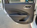 シンプルな色調で車内にまとまりがあり、窓越しの見通しにも配慮された印象。乗り降りする方にもなじみやすい雰囲気です。◆画像認識AIによる推定であり実際と異なる場合があります。