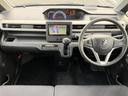 運転席まわりは各部が見渡しやすくまとまり、前席からの視界もすっきり。明るい色合いのパネルが室内に広がり、日々の移動を心地よく支えてくれます。