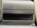 カードを収められるスペースが運転席まわりに配置されています。小さな品を分けて置きたいときにも使いやすく、必要なものを手近にまとめられる収納として重宝します。