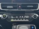 快適な車内環境を保つためのエアコン操作部。温度や風量を自由に調整でき、一年を通して快適なドライブをサポートします。