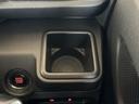 ドリンクホルダーは、運転中の必需品。様々なサイズのボトルに対応できるので、いつでもお好みのドリンクをお楽しみいただけます。安全運転をサポートします。