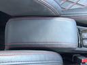 長距離ドライブでも疲れにくいアームレスト。小物を収納できるスペースも備えており、整理整頓に役立ちます。