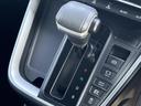スムーズなシフトチェンジを実現するシフトレバー。操作感も良く、快適な運転をサポートします。マニュアルモードも搭載されており、スポーティな運転も楽しめます。