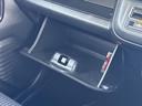 助手席前の収納スペースは開いた状態で中を見渡しやすく、車内で使う小物の置き場所として活用できます。手前の床まわりもすっきりした配置で、乗り降りの際にも扱いやすい印象です。