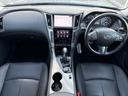 運転席から助手席まで見渡せる一体感のあるレイアウトで、中央に各種装備がまとまり、前席まわりをすっきりと使いやすく整えています。