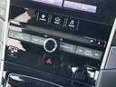 センター部分に表示画面やボタン類がまとまり、運転席から視線を移しやすい配置です。まとまりのあるパネルで、車内の装備を確認しやすくしています。