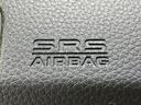 SRS AIRBAGの表示があり、安全装備の存在を確認できます。ステアリング中央に配置され、乗る方の目に留まりやすい部分。車内の安心感につながる装備です。