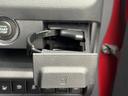 運転席まわりに、格納できるカップホルダーを備えています。使わないときはパネル内に収まり、必要な場面で取り出せる配置。身近な飲み物の置き場所として便利です。