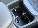 ボトルやタンブラーをしっかりと固定できるカップホルダーは、運転中の必需品を安全に収納できます。様々なサイズの容器に対応します。