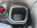 手元に置いておきたい小物を収めやすい、運転席近くのくぼみ収納です。使うものをすぐ取り出せる位置にあり、車内でのちょっとした置き場所として重宝します。毎日の移動に便利です。