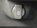 車内で電源を使いたいときに活用できる差込口を備えています。位置がわかりやすく、必要な機器を持ち込む際にも便利。日々の移動から遠出まで、車内で役立つ装備です。