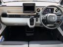 明るい色合いを基調に、運転席から助手席までまとまりよく配置された室内。前方に広がる見通しとすっきりした形状で、毎日の乗り降りも心地よくお使いいただけます。