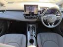 左右に広がるダッシュボードと中央のディスプレイ、運転席まわりを一望できる室内です。落ち着いた色合いに赤いステッチが映え、前席のすっきりした配置も見どころです。