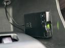 ETC車載器を備えており、対応する料金所では停車して現金を用意する手間を減らし、スムーズな通過をサポートします。緑色の表示灯も確認できる装備です。