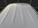 白いルーフはすっきりとした面構成で、中央に走るラインが穏やかなアクセントになっています。ボディ全体と自然になじむ色合いで、上方から見た際にも整った印象を感じられます。