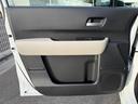 明るい色が印象的なパネルと濃色の組み合わせで、車内にほどよいメリハリがあります。窓からの景色も楽しめる空間です。◆画像認識ＡＩによる推定であり実際と異なる場合があります。