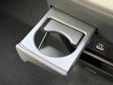 必要なときに引き出して使えるドリンクホルダーを備えています。使わないときは収めておけるため、前席まわりをすっきり保ちたい方にも便利なつくりです。