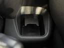 周囲になじむ落ち着いた色合いの収納スペースを備えています。小物を車内で整理したいときに活用でき、使わないときはふたを閉じてすっきりと収められます。