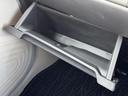 助手席前に設けられた収納スペースは、車内で使う小物の置き場所として便利です。開口部が広く中を確認しやすいため、必要なものを取り出す際にも扱いやすい設計です。