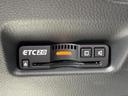 ETC車載器を備えており、対応する料金所ではETCを利用したスムーズな通過に役立ちます。高速道路やスマートインターチェンジを利用する機会のある方に便利な装備で、料金所での支払いの手間を軽減します。