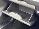 開いた収納スペースは、手前から奥まで見渡しやすい形状です。車内で小物をまとめて置きたいときに便利で、助手席からも手が届きやすい位置に備わっています。