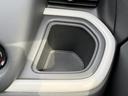 縁に明るい色のアクセントをあしらったくぼみが、車内の収納スペースとして備わっています。手元の小物を置きやすく、同乗者にも使いやすい位置にまとまっています。