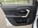 窓から周囲を見渡しやすく、明るさを感じる車内空間です。落ち着いた色合いに明るいアクセントが加わり、乗り降りの際も自然になじみます。◆画像認識AIによる推定であり実際と異なる場合があります。