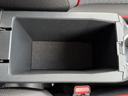 アームレスト内に小物を収められる収納スペースが設けられています。車内で使う品をまとめておきたい時に便利で、開口部も広く、出し入れしやすい形状です。