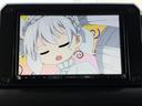 映像を表示できる画面を備えており、停車中にテレビや映像を視聴する際に活用できます。お出かけ先での休憩時間など、車内でゆっくり過ごしたい場面にも便利な装備です。