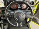 手元に複数のスイッチを備え、運転姿勢を保ちながら関連機能へアクセスしやすい仕様です。メーター類との位置関係も分かりやすく、日常の運転時に扱いやすさを感じていただけます。