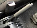 握りやすい長さのレバーが運転席の手元に配置され、周囲にはボタン類もまとまっています。シート脇で手を伸ばしやすく、日常の乗り降りでも自然に目に入る位置です。