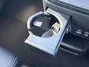 使いやすいドリンクホルダーが設置されています。様々なサイズのボトルに対応し、運転中の水分補給をサポートします。安全運転に貢献します。