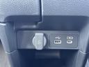12V/USB電源が搭載されており、スマートフォン等の充電に便利です。長距離ドライブでもバッテリー切れの心配がありません。快適な移動をサポートします。