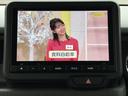 映像を画面いっぱいに表示でき、停車中の待ち時間もテレビ番組を楽しめます。画面が見やすく、車内で過ごすひとときに便利な装備として活躍してくれます。