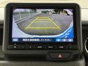 後方の様子を画面で確認しながら駐車でき、黄色いガイドラインが進む方向や車両との距離を把握する目安になります。周囲を直接確認する際にも役立つ装備です。