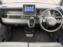 運転席から助手席まで見渡せるすっきりとした室内レイアウト。前方の視界を確保しやすく、各所の配置も見渡しやすい印象です。ゆったりとした空間で、毎日の移動を快適にお過ごしいただけます。