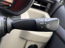 レバー上の表示で各操作位置を確認しやすく、運転席から必要な操作を把握しやすい設計です。手元で扱えるため、周囲の状況に気を配りながら運転したい日常の場面でも便利です。