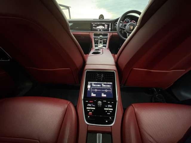 ターボ　ＰＤＫ　４ＷＤ　スポーツクロノＰＫＧ／ＢＯＳＥサラウンド／３６０°カメラ／１８Ｗａｙスポーツシート／４ゾーンオートエアコン／ボルドーレッドフルレザー／カーボンインテリア／Ａｐｐｌｅ　ＣａｒＰｌａｙ（画像32）