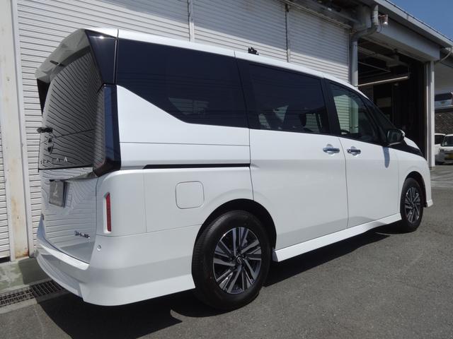 セレナ e-パワー ハイウェイスターV 純正12.3インチワイドディスプレイ&アラウンドビューモニター/両側電動スライドドア/インテリキー/車線逸脱抑制/革巻ステア/ビルトインETC/F&Rソナー/エマブレ/LEDライト/16AW/8人乗(2枚目)